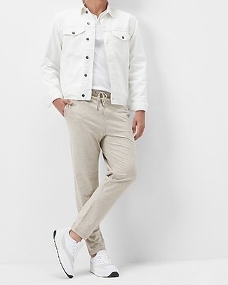 Come indossare e abbinare scarpe sportive bianche con chino beige: Coniuga una giacca di jeans bianca con chino beige per un fantastico look da sfoggiare nel weekend. Opta per un paio di scarpe sportive bianche per avere un aspetto più rilassato.