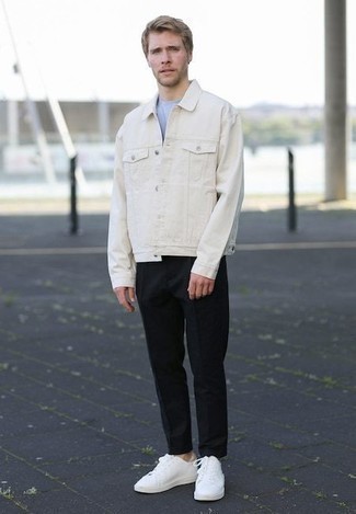 Look alla moda per uomo: Giacca di jeans bianca, T-shirt girocollo azzurra, Chino neri, Sneakers basse di tela bianche