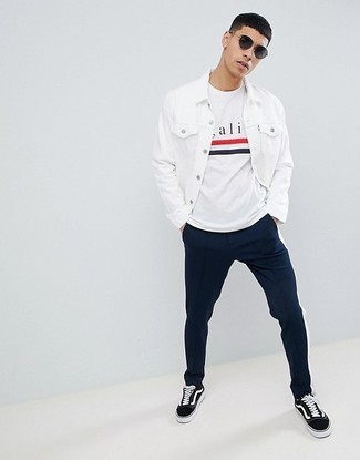 Quale sneakers basse indossare con chino blu scuro per un uomo di 20 anni: Opta per una giacca di jeans bianca e chino blu scuro per un look spensierato e alla moda. Per distinguerti dagli altri, indossa un paio di sneakers basse.