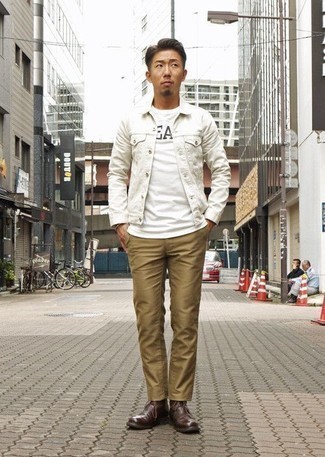 Quale chino indossare con chukka marrone scuro: Mostra il tuo stile in una giacca di jeans bianca con chino per un look semplice, da indossare ogni giorno. Perfeziona questo look con un paio di chukka marrone scuro.