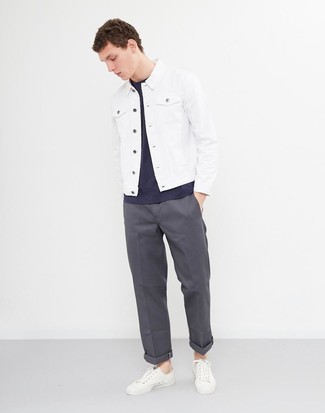 Look alla moda per uomo: Giacca di jeans bianca, T-shirt girocollo blu scuro, Chino grigio scuro, Sneakers basse in pelle bianche