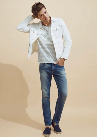 Come indossare e abbinare una giacca di jeans bianca in modo casual: Potresti abbinare una giacca di jeans bianca con jeans blu per affrontare con facilità la tua giornata. Questo outfit si abbina perfettamente a un paio di espadrillas di tela blu scuro.