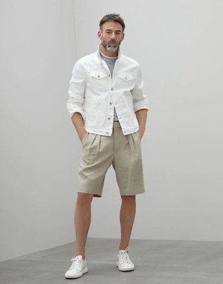 Trend da uomo 2024 in modo casual: Indossa una giacca di jeans bianca e una t-shirt girocollo grigia per vestirti casual. Sneakers basse di tela bianche sono una eccellente scelta per completare il look.