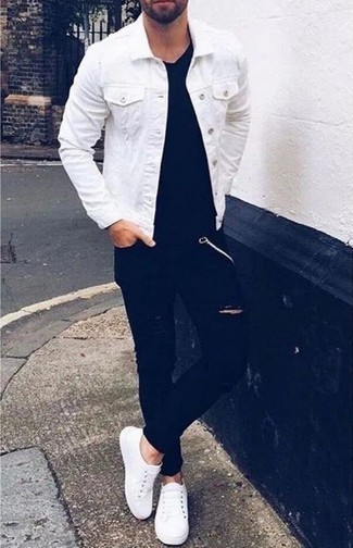 Come indossare e abbinare una giacca di jeans bianca per un uomo di 30 anni: Potresti combinare una giacca di jeans bianca con jeans strappati neri per un outfit rilassato ma alla moda. Sfodera il gusto per le calzature di lusso e indossa un paio di sneakers basse di tela bianche.