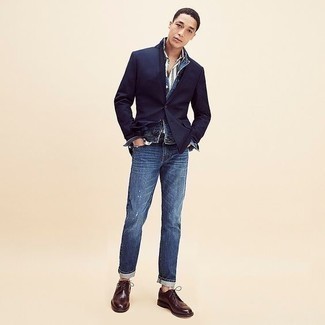 Come indossare e abbinare jeans blu scuro con scarpe derby bordeaux per un uomo di 20 anni in modo casual: Indossa una giacca di jeans blu e jeans blu scuro per un look comfy-casual. Scegli un paio di scarpe derby bordeaux per dare un tocco classico al completo.