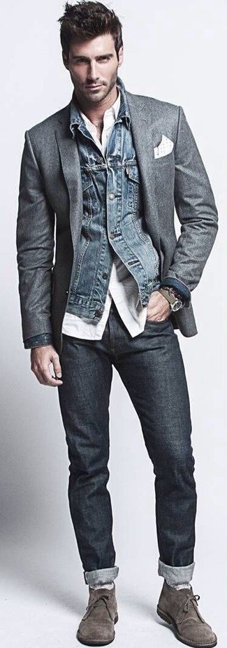 Come indossare e abbinare una giacca di jeans blu con jeans blu in modo smart-casual: Indossa una giacca di jeans blu con jeans blu per un look trendy e alla mano. Chukka in pelle scamosciata grigio scuro sono una validissima scelta per completare il look.