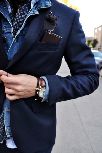 Come indossare e abbinare una sciarpa di seta stampata per un uomo di 30 anni in modo smart-casual: Potresti abbinare una giacca di jeans blu con una sciarpa di seta stampata per un'atmosfera casual-cool.