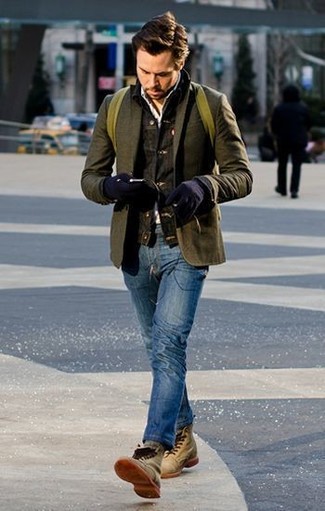 Come indossare e abbinare una giacca di jeans quando fa freddo: Indossa una giacca di jeans e jeans blu per un look trendy e alla mano. Rifinisci il completo con un paio di stivali casual di tela marrone chiaro.