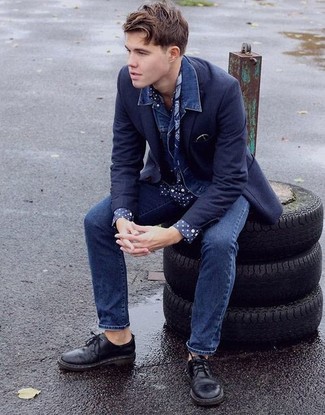 Quale jeans aderenti indossare con una giacca di jeans blu scuro quando fa caldo in modo smart-casual: Potresti indossare una giacca di jeans blu scuro e jeans aderenti per un look raffinato per il tempo libero. Sfodera il gusto per le calzature di lusso e scegli un paio di scarpe derby in pelle blu scuro.