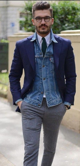 Come indossare e abbinare un blazer blu scuro con una giacca di jeans blu: Indossa una giacca di jeans blu con un blazer blu scuro per creare un look smart casual.