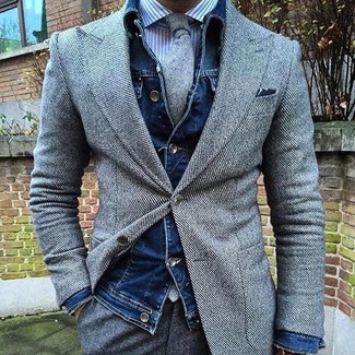 Come indossare e abbinare un blazer di lana grigio in modo smart-casual: Prova a combinare un blazer di lana grigio con pantaloni eleganti di lana grigi per un look elegante e di classe.