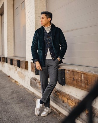 Quale blazer indossare con una giacca di jeans blu: Prova a combinare una giacca di jeans blu con un blazer, perfetto per il lavoro. Per un look più rilassato, scegli un paio di sneakers basse di tela bianche come calzature.