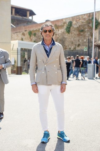 Look alla moda per uomo: Giacca di jeans blu, Blazer doppiopetto beige, Camicia a maniche lunghe di seersucker azzurra, Chino bianchi