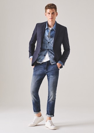 Quale giacca di jeans indossare con una t-shirt girocollo bianca e blu per un uomo di 30 anni: Potresti combinare una giacca di jeans con una t-shirt girocollo bianca e blu per un look semplice, da indossare ogni giorno. Questo outfit si abbina perfettamente a un paio di scarpe da ginnastica di tela bianche.