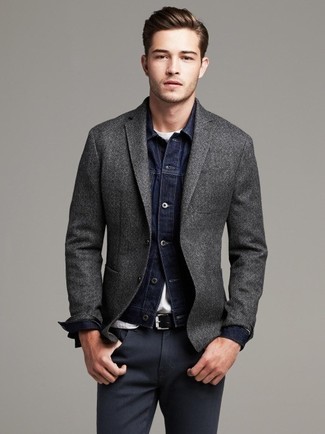 Come indossare e abbinare chino grigi con una giacca di jeans blu scuro in modo smart-casual: Prova a combinare una giacca di jeans blu scuro con chino grigi per un pranzo domenicale con gli amici.