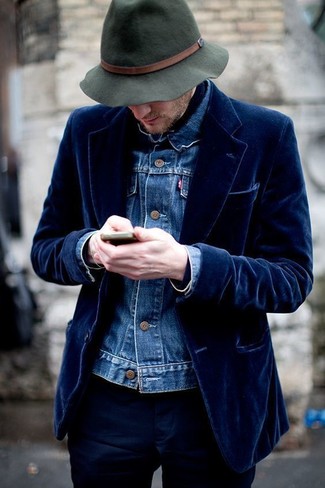 Quale blazer indossare con una giacca di jeans blu scuro: Prova ad abbinare una giacca di jeans blu scuro con un blazer per un look da sfoggiare sul lavoro.