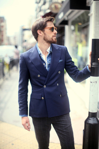 Come indossare e abbinare un blazer doppiopetto blu con pantaloni eleganti scozzesi grigi in modo smart-casual: Indossa un blazer doppiopetto blu con pantaloni eleganti scozzesi grigi per un look elegante e alla moda.