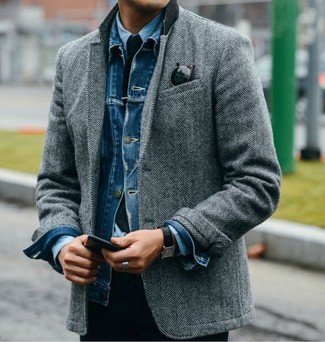 Come indossare e abbinare un blazer a spina di pesce grigio quando fa caldo in modo smart-casual: Potresti combinare un blazer a spina di pesce grigio con una giacca di jeans blu per un abbigliamento elegante ma casual.