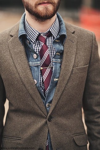 Come indossare e abbinare una cravatta a righe verticali rossa: Abbina una giacca di jeans blu con una cravatta a righe verticali rossa per un look elegante e di classe.