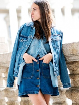 Come indossare e abbinare una gonna con bottoni di jeans blu scuro per una donna di 30 anni in primavera 2025: Mostra il tuo stile in una giacca di jeans blu con una gonna con bottoni di jeans blu scuro per le giornate pigre. È splendida idea per un outfit primaverile!