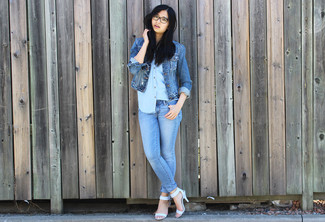Come indossare e abbinare una camicia di jeans azzurra quando fa caldo in modo smart-casual: Abbina una camicia di jeans azzurra con jeans aderenti azzurri per un look raffinato ma semplice. Sandali con tacco in pelle azzurri sono una interessante scelta per completare il look.