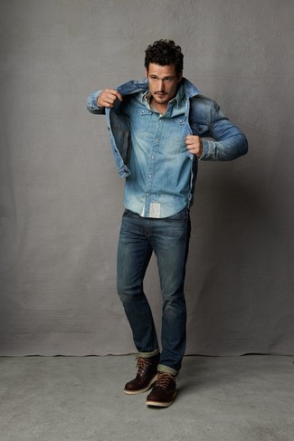Come indossare e abbinare una giacca di jeans blu con jeans blu in modo smart-casual: Indossa una giacca di jeans blu e jeans blu per un look raffinato per il tempo libero. Scegli uno stile classico per le calzature e indossa un paio di stivali casual in pelle marrone scuro.