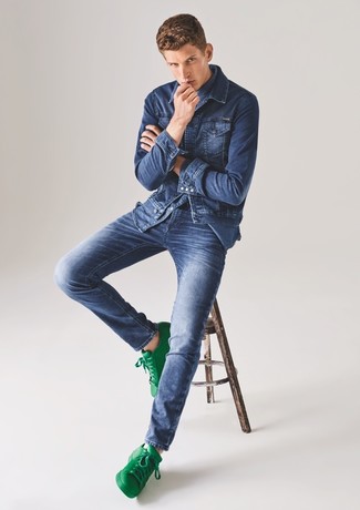 Come indossare e abbinare jeans blu scuro con sneakers basse in pelle bianche e verdi quando fa caldo: Scegli una giacca di jeans blu e jeans blu scuro per un look raffinato per il tempo libero. Sneakers basse in pelle bianche e verdi sono una validissima scelta per completare il look.