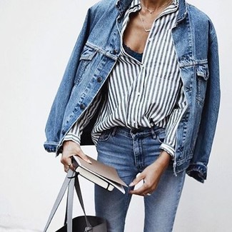 Come indossare e abbinare una camicia elegante a righe verticali in modo smart-casual: Potresti abbinare una camicia elegante a righe verticali con jeans aderenti blu e sarai un vero sballo.