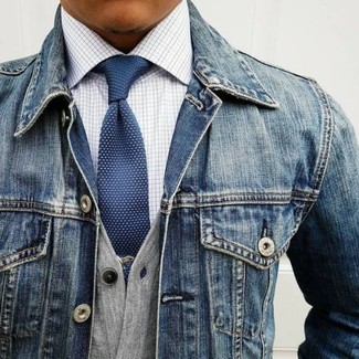Look alla moda per uomo: Giacca di jeans blu, Cardigan grigio, Camicia elegante a quadri bianca, Cravatta a pois blu scuro