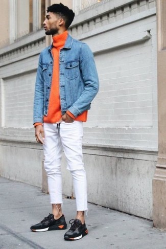 Come indossare e abbinare jeans aderenti bianchi quando fa caldo in modo casual: Abbina una giacca di jeans blu con jeans aderenti bianchi per un pranzo domenicale con gli amici. Scarpe sportive grigio scuro creeranno un piacevole contrasto con il resto del look.