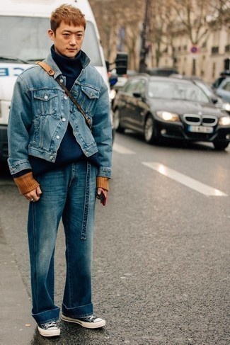 Come indossare e abbinare una giacca di jeans blu: Potresti indossare una giacca di jeans blu e jeans blu per un look raffinato per il tempo libero. Perfeziona questo look con un paio di sneakers basse di tela nere e bianche.