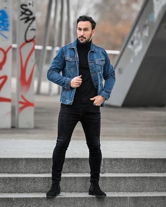Come indossare e abbinare una giacca di jeans blu con jeans aderenti neri in modo smart-casual: Mostra il tuo stile in una giacca di jeans blu con jeans aderenti neri per un look raffinato per il tempo libero. Opta per un paio di stivali chelsea in pelle scamosciata neri per mettere in mostra il tuo gusto per le scarpe di alta moda.