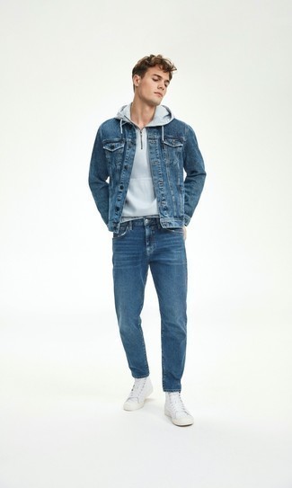 Come indossare e abbinare una giacca di jeans blu con jeans blu per un uomo di 20 anni in primavera 2025 in modo casual: Scegli un outfit composto da una giacca di jeans blu e jeans blu per un outfit comodo ma studiato con cura. Per un look più rilassato, mettiti un paio di sneakers alte di tela bianche. Una splendida idea per la primavera!
