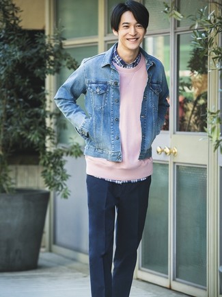 Come indossare e abbinare una giacca di jeans con pantaloni eleganti: Sfodera un look elegante con una giacca di jeans e pantaloni eleganti.