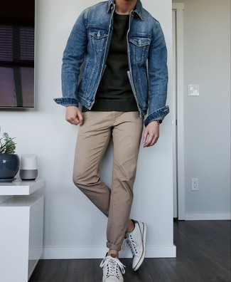 Quale felpa indossare con una giacca di jeans blu in primavera 2025: Indossa una giacca di jeans blu con una felpa per un outfit comodo ma studiato con cura. Scegli uno stile casual per le calzature con un paio di sneakers basse in pelle bianche. Questo è senza dubbio l'outfit da copiare in questa stagione primaverile.