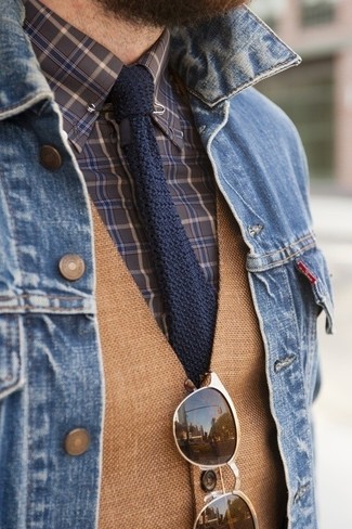Come indossare e abbinare una cravatta lavorata a maglia blu scuro e bianca: Potresti abbinare una giacca di jeans blu con una cravatta lavorata a maglia blu scuro e bianca per essere sofisticato e di classe.