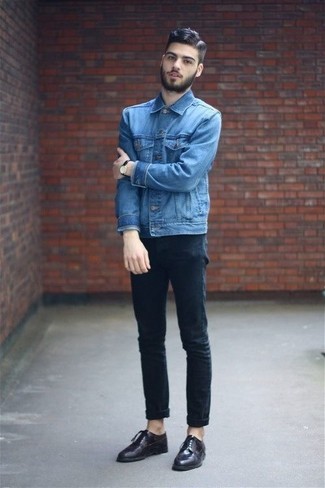 Quale giacca di jeans indossare con jeans neri in modo smart-casual: Abbina una giacca di jeans con jeans neri per un fantastico look da sfoggiare nel weekend. Indossa un paio di scarpe derby in pelle melanzana scuro per dare un tocco classico al completo.