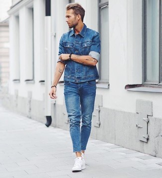 Come indossare e abbinare jeans blu scuro con una giacca di jeans blu scuro per un uomo di 30 anni: Coniuga una giacca di jeans blu scuro con jeans blu scuro per un look semplice, da indossare ogni giorno. Un paio di sneakers basse bianche si abbina alla perfezione a una grande varietà di outfit.