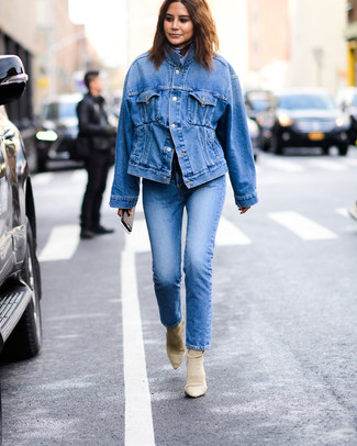 Quale stivaletti indossare con jeans blu: Mostra il tuo stile in una giacca di jeans blu con jeans blu per un pranzo domenicale con gli amici. Stivaletti sono una eccellente scelta per completare il look.