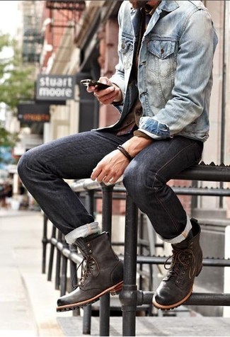 Come indossare e abbinare una giacca di jeans con jeans quando fa caldo in modo smart-casual: Potresti abbinare una giacca di jeans con jeans per un outfit comodo ma studiato con cura. Scegli uno stile classico per le calzature e prova con un paio di stivali casual in pelle marrone scuro.