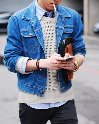Quale maglione girocollo indossare con una giacca di jeans blu scuro per un uomo di 30 anni in modo smart-casual: Potresti combinare una giacca di jeans blu scuro con un maglione girocollo per un look semplice, da indossare ogni giorno.