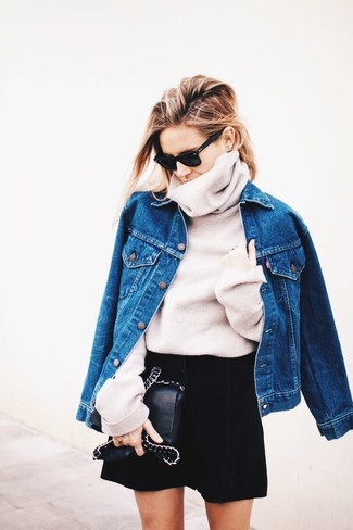 Come indossare e abbinare una gonna con bottoni nera in modo casual: Coniuga una giacca di jeans blu con una gonna con bottoni nera per un outfit rilassato ma alla moda.