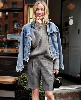 Come indossare e abbinare una giacca di jeans: Combina una giacca di jeans con pantaloncini grigi per un outfit comodo ma studiato con cura.