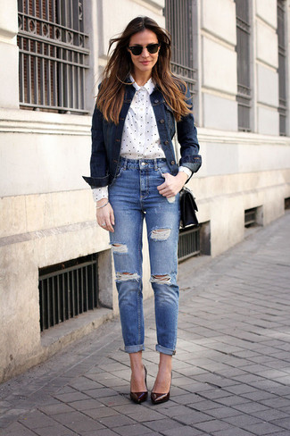 Quale décolleté indossare con una giacca di jeans blu per una donna di 30 anni in modo casual: Potresti combinare una giacca di jeans blu con jeans strappati blu per un look spensierato e alla moda. Décolleté sono una valida scelta per completare il look.