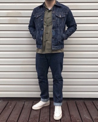 Come indossare e abbinare una giacca di jeans con sneakers alte per un uomo di 30 anni: Indossa una giacca di jeans e jeans blu scuro per un look semplice, da indossare ogni giorno. Per un look più rilassato, mettiti un paio di sneakers alte.