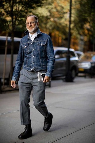 Quale giacca di jeans indossare con stivaletti brogue neri per un uomo di 50 anni in modo smart-casual: Abbina una giacca di jeans con pantaloni eleganti di lana grigi per una silhouette classica e raffinata Per distinguerti dagli altri, indossa un paio di stivaletti brogue neri.