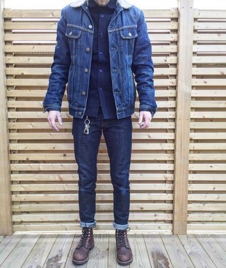 Quale camicia a maniche lunghe indossare con una giacca di jeans blu scuro per un uomo di 30 anni: Opta per una giacca di jeans blu scuro e una camicia a maniche lunghe per un look raffinato per il tempo libero. Stivali casual in pelle marrone scuro sono una eccellente scelta per completare il look.