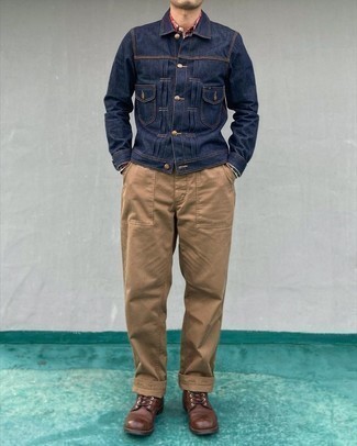 Quale giacca di jeans indossare con una camicia a maniche lunghe multicolore per un uomo di 30 anni quando fa caldo: Abbina una giacca di jeans con una camicia a maniche lunghe multicolore per un look spensierato e alla moda. Stivali casual in pelle marrone scuro sono una valida scelta per completare il look.