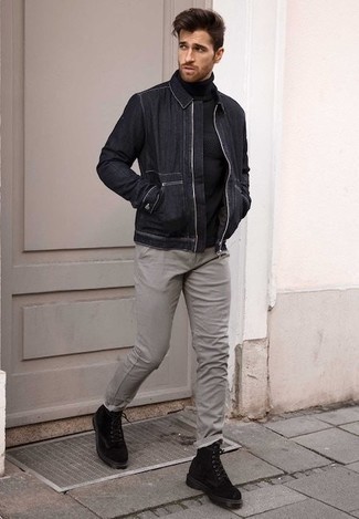 Come indossare e abbinare un dolcevita con una giacca di jeans per un uomo di 30 anni in modo smart-casual: Abbina una giacca di jeans con un dolcevita per un look raffinato per il tempo libero. Perfeziona questo look con un paio di stivali casual in pelle scamosciata neri.