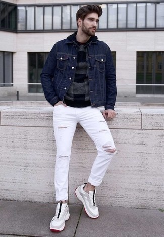 Quale jeans indossare con scarpe sportive bianche e nere per un uomo di 30 anni in modo rilassato: Prova a combinare una giacca di jeans blu scuro con jeans per un look comfy-casual. Non vuoi calcare troppo la mano con le scarpe? Mettiti un paio di scarpe sportive bianche e nere per la giornata.